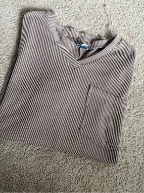 ARULA Ribbed V-Neck Sweater in Taupe